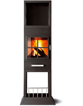 stufa a legna con vano forno sopra la camera di combustione. Il focolare appoggia su un zoccolo trapezoidale. un parapetto cromato completa il design